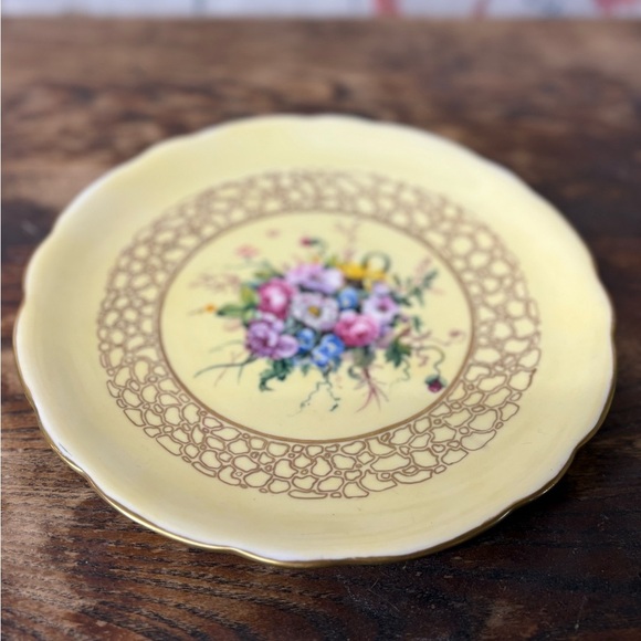 Vintage Floral Decorative Plate with Scalloped Edge - Picture 3 of 7